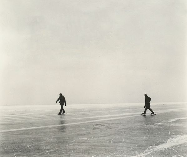 Черно-белая фотография запечатлела одиночество на фоне замерзшего морского пейзажа.